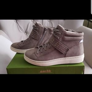 (NIB) Earth Zeal Grey Soft Buck~Lace-up Sneakers